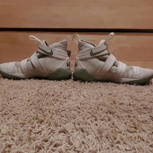 LeBron Solider 11 'light bone' - Picture 2 of 4